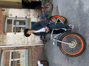 FITCH BIKE participates in the filming of GOA, the new hit by RILES, a Norman singer.
